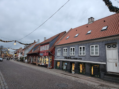 Frisør Uniq – Oplev skønhed i Køge!