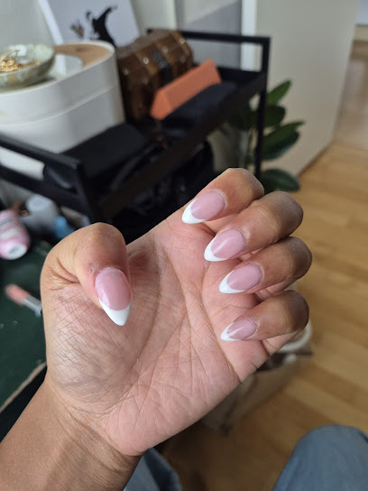 Tip Top Nails – Få skønne negle i Odense!
